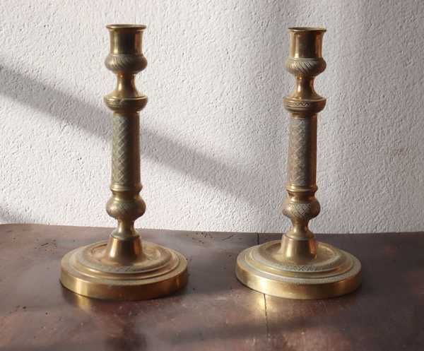 PAIRE DE FLAMBEAUX en bronze à décor ciselé...