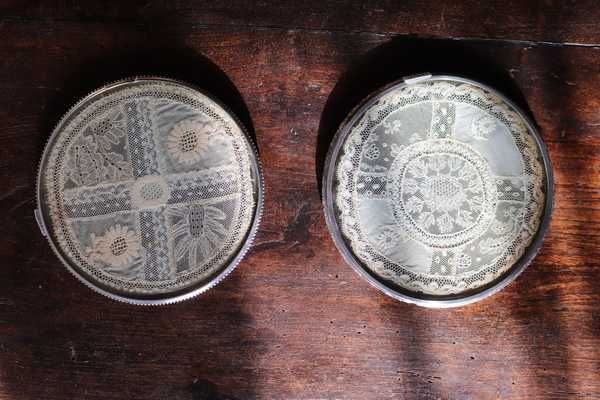 DEUX DESSOUS-DE-BOUTEILLES ronds en verre...
