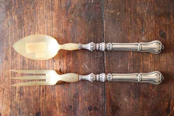 COUVERTS A SALADE en argent fourré et corne,...