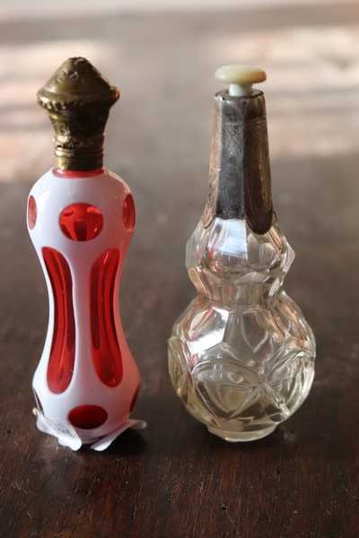DEUX FLACONS A SEL