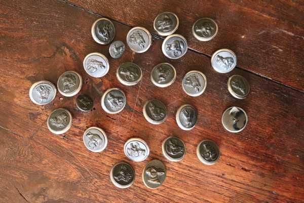 LOT DE 26 BOUTONS DE VENERIE en bois pressé...