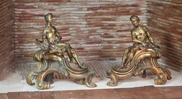 PAIRE DE DEVANT DE CHENETS en bronze doré...
