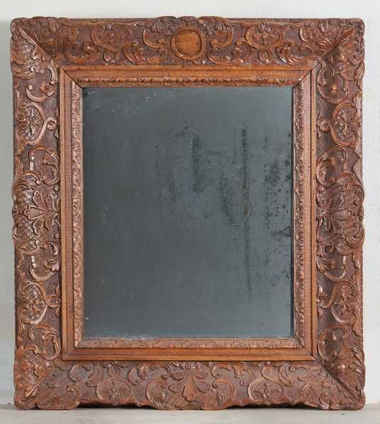 MIROIR rectangulaire dans un cadre en noyer...