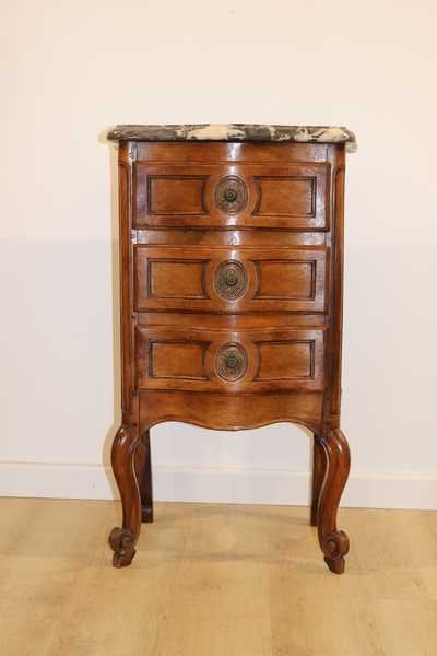 CHIFFONIER en noyer mouluré à façade galbée,...