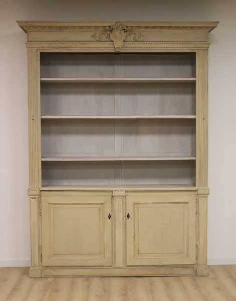 BIBLIOTHEQUE en bois laqué blanc, mouluré...