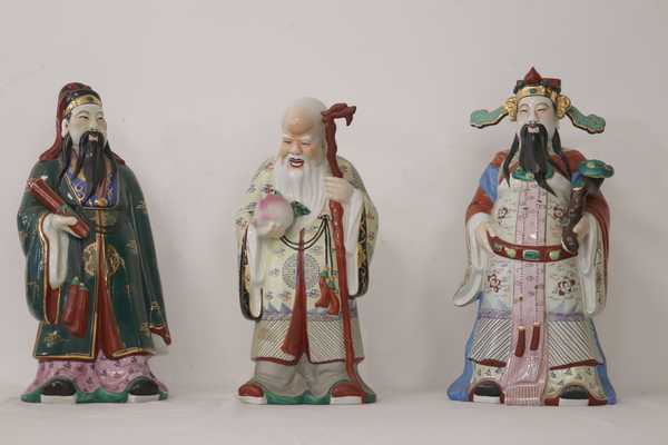 TROIS GRANDES FIGURINES en porcelaine émaillée...