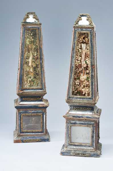 PAIRE DE GRANDS OBELISQUES en bois et métal...