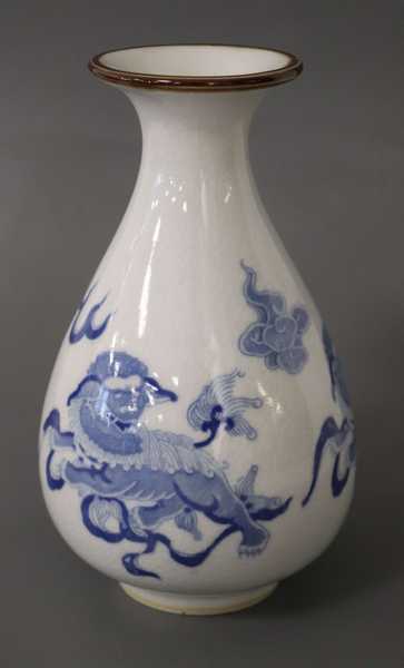 PETIT VASE de forme balustre à talon, en...