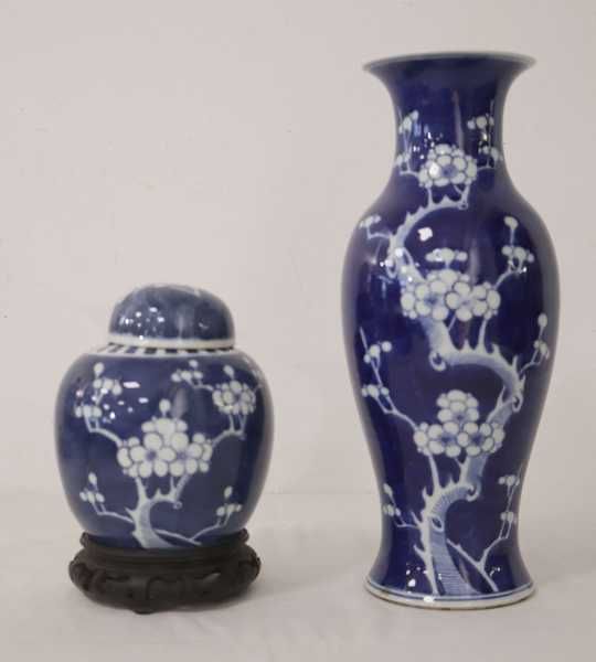 VASE de forme balustre en porcelaine à décor...