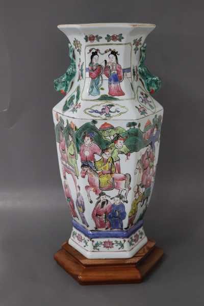 VASE forme balustre à section hexagonale,...