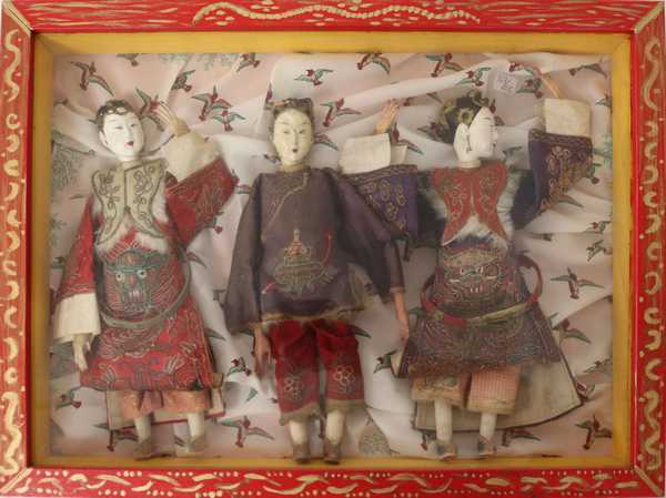 TROIS MARIONNETTES en bois laqué à costumes...