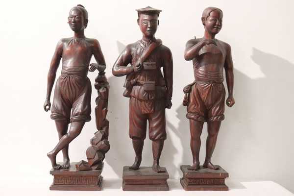 TROIS FIGURINES en bois sculpté en ronde-bosse...