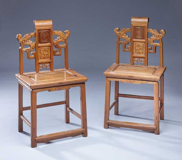 PAIRE DE CHAISES en bois naturel clair, à...