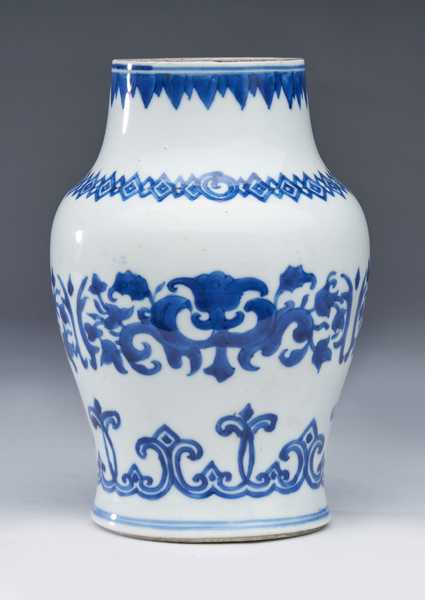 PETIT VASE de forme balustre en porcelaine...