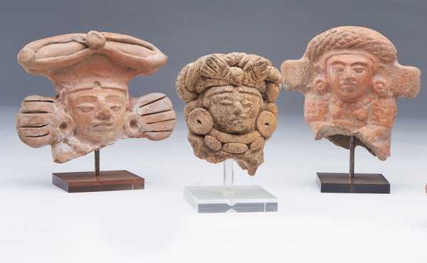 TROIS BELLES TÊTES DE DIVINITES en terre...