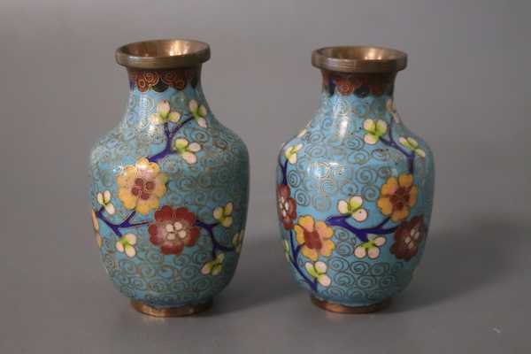 PAIRE DE PETITS VASES de forme balustre en...