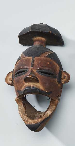 PETIT MASQUE en bois à patine brune et noire,...