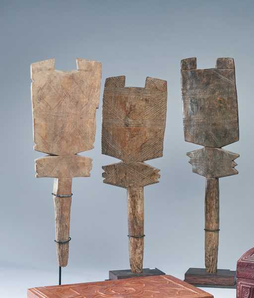 TROIS PIQUETS DE LIT TOUAREG en bois à décor...