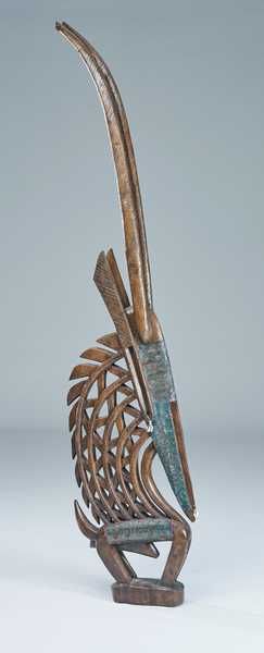 GRAND CIMIER en bois sculpté stylisant une...