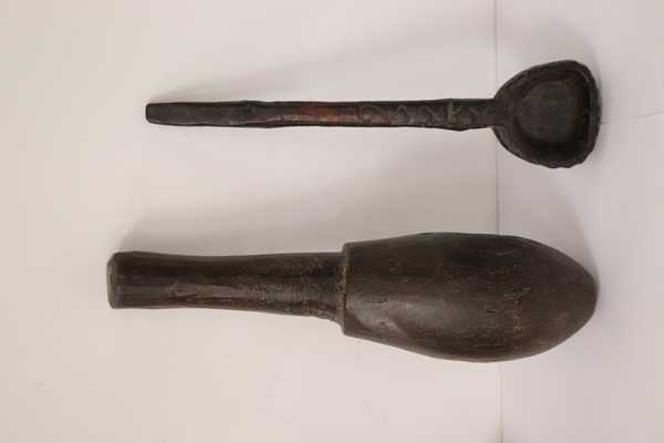 IMPORTANT PILON en bois. (Haut. 37 cm)