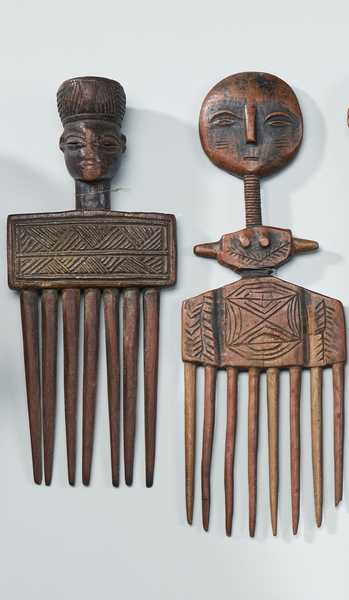 DEUX PEIGNES en bois sculpté, l'un à figure...