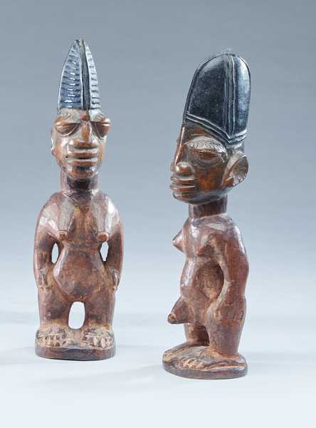 COUPLE DE STATUETTES IBEDJI en bois sculpté,...