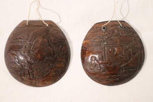 DEUX COQUES DE NOIX finement gravées de scènes...