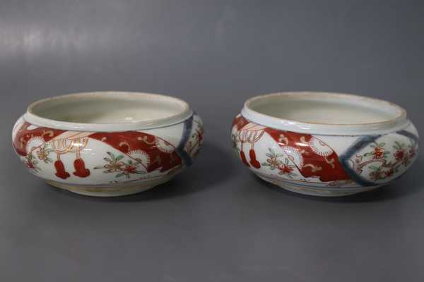 PAIRE DE COUPELLES circulaires en porcelaine...