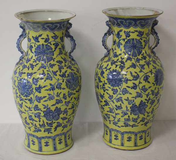 PAIRE DE VASES de forme balustre en porcelaine...