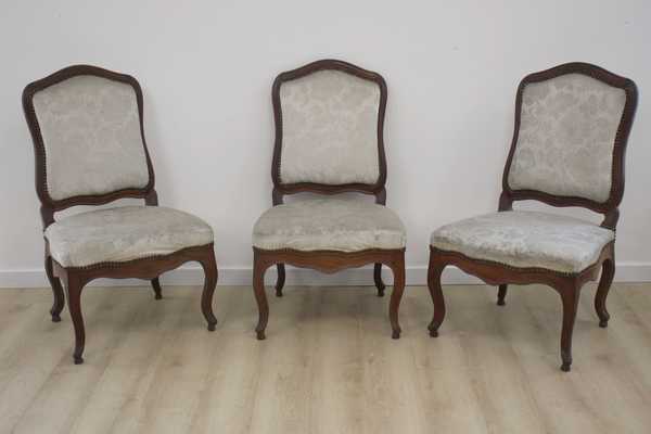 TROIS CHAISES en bois naturel teinté façon...