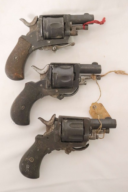 TROIS REVOLVERS Bulldog.