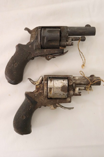 DEUX REVOLVERS Bulldog.