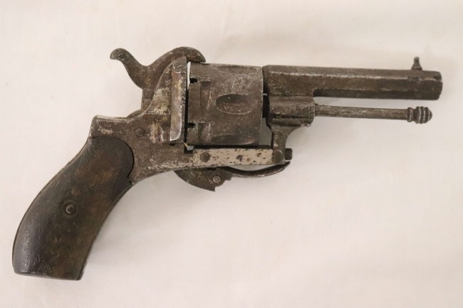 REVOLVER à broche.