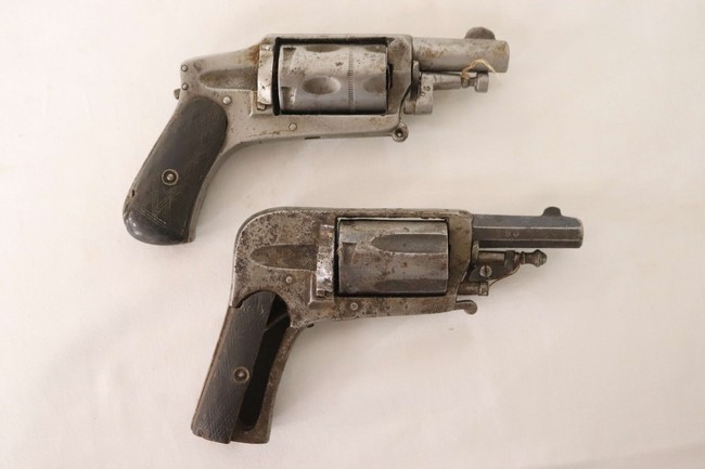 DEUX REVOLVERS Hammerless.