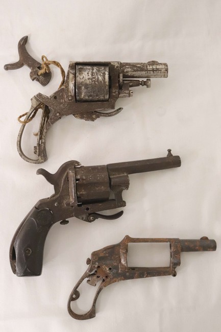 TROIS EPAVES DE REVOLVERS :