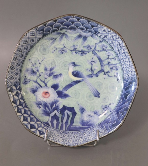 COUPELLE octogonale en porcelaine, à décor...