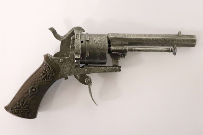 REVOLVER A BROCHE, cal. 7.