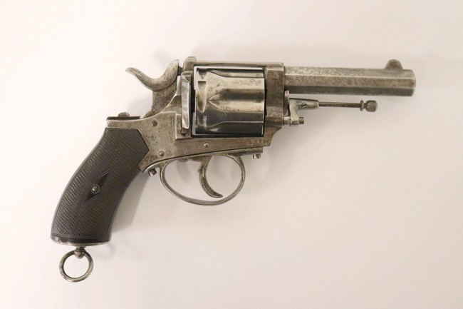 REVOLVER 6 coups, cal. 8 mm à percussion...