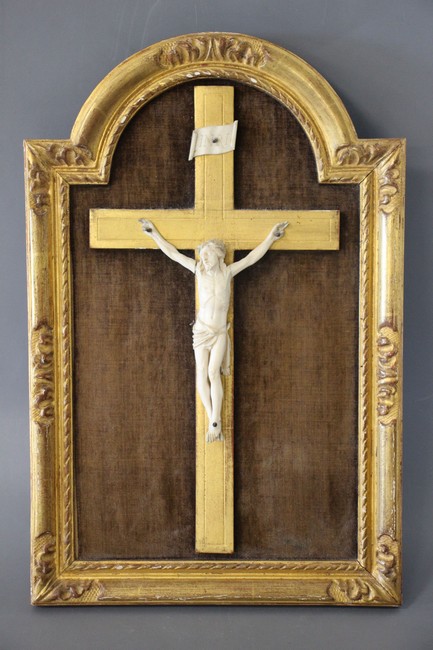 CRUCIFIX en ivoire sculpté dans un cadre...