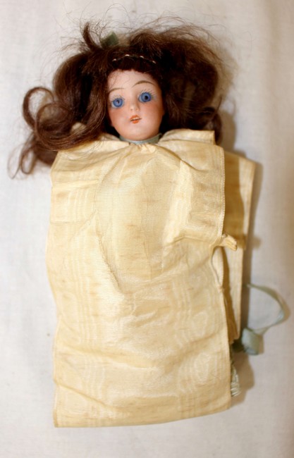 MIGNIONETTE à tête en porcelaine, yeux de...