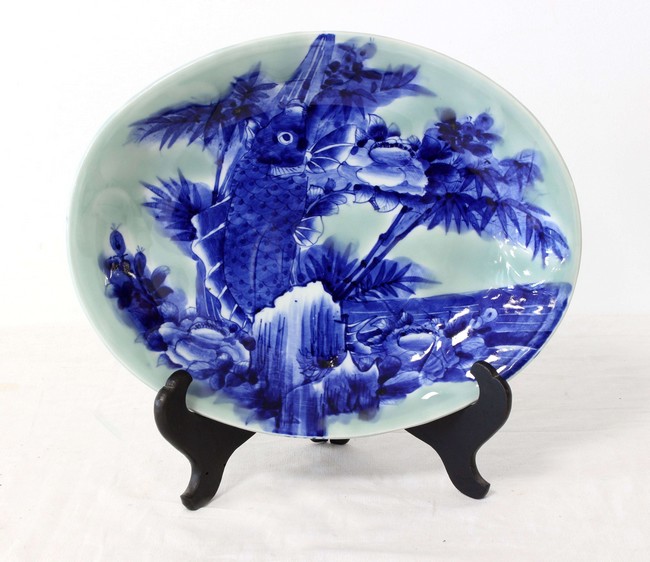 PLAT creux ovale en porcelaine à décor en...