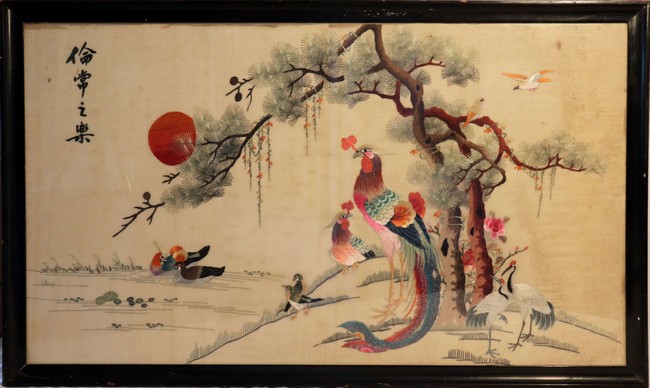 Oiseaux sous un arbre au soleil couchant
