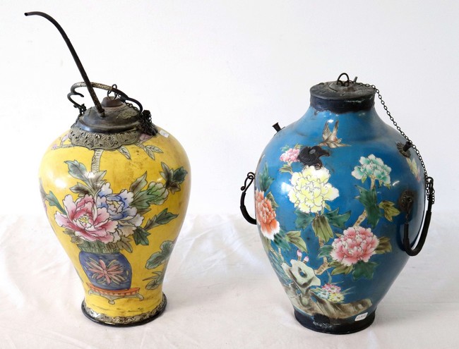 DEUX POTS A NARGHILE en porcelaine émaillée...