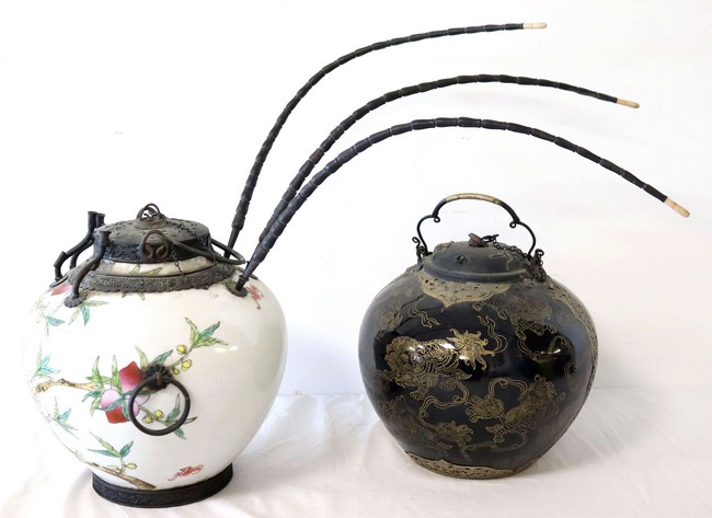 DEUX POTS A NARGHILE en porcelaine émaillée...