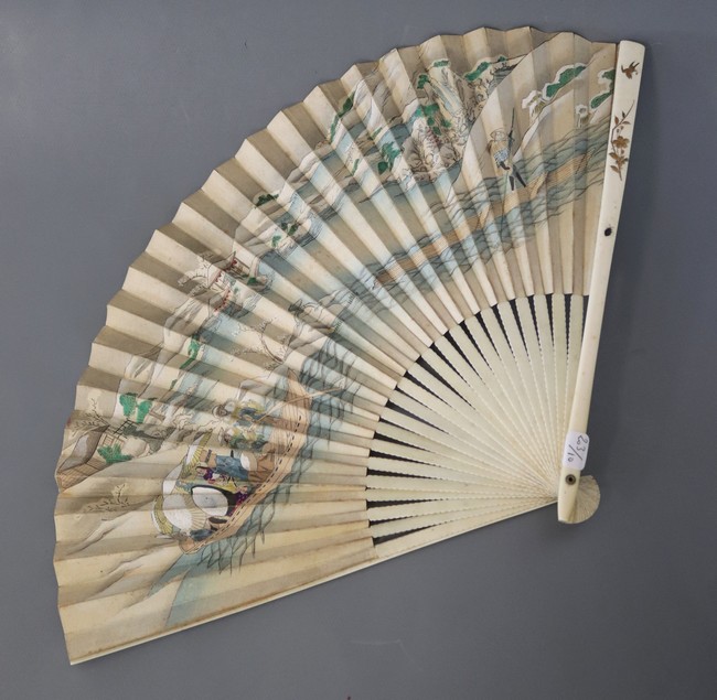 EVENTAIL à feuille pliée à décor d'estampes...