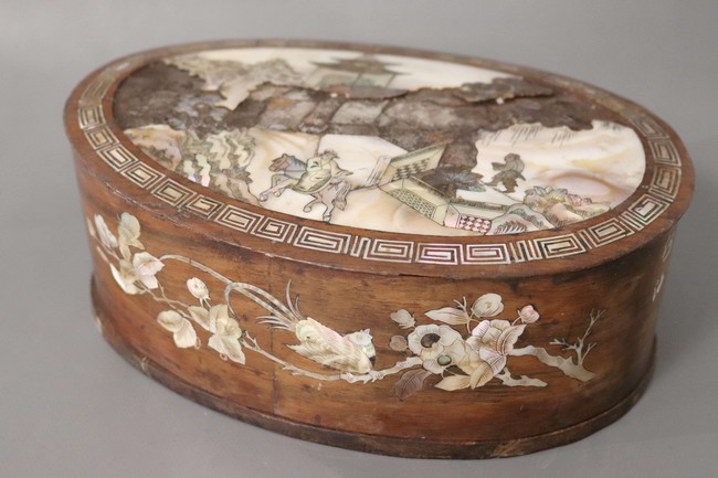 BOÎTE OVALE en bois exotique à décor marqueté...