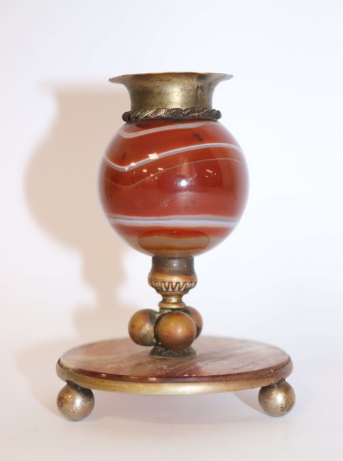 PETIT FLAMBEAU en agate et métal doré à base...