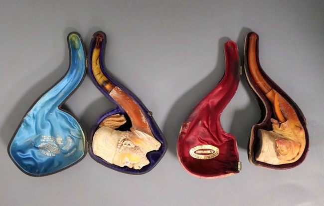 DEUX PIPES en écume sculptée et ambre, l'une...