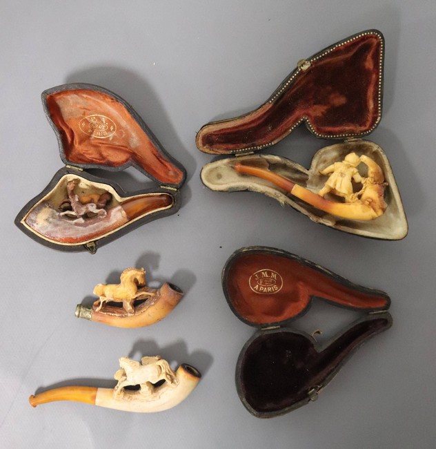 QUATRE PETITES PIPES en écume et ambre sculptées...