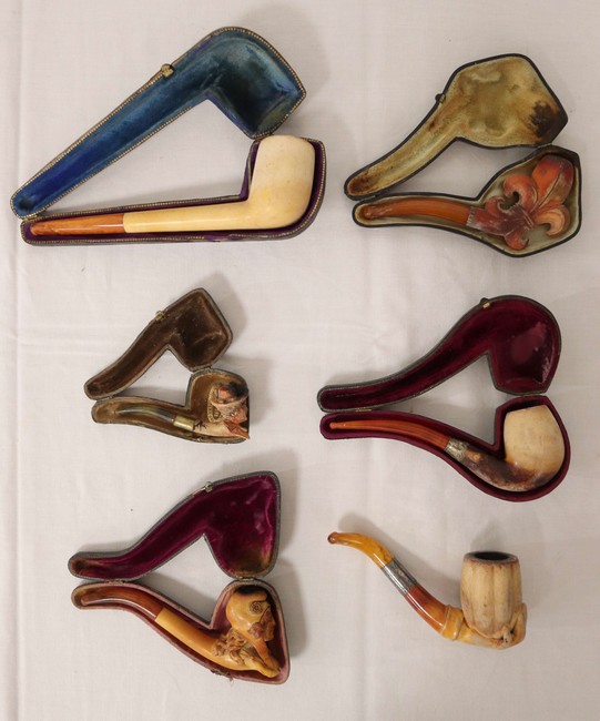 SIX PIPES en écume et ambre sculptée, l'une...